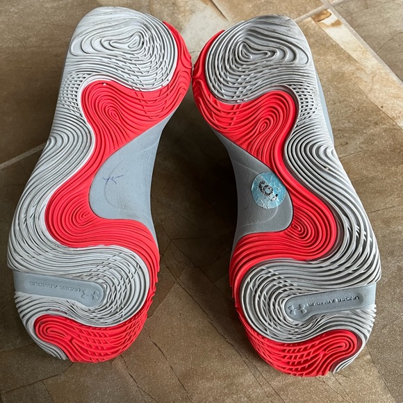 Under armor spawn basketball shoes, size 6 - Picture 6 of 7